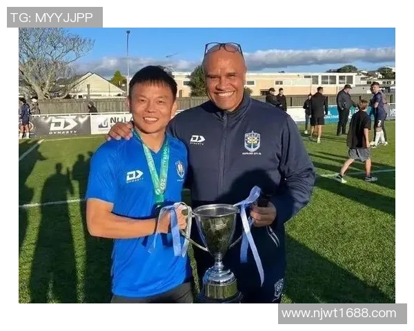 职业足球球员如何平衡竞技生涯与商业发展之路的挑战与机遇